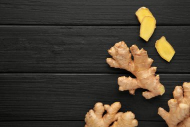 Siyah arka planda taze zencefil kökü. Vitaminler. Üst görünüm.