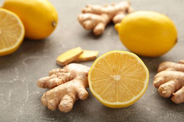 Gri arka planda limon ve zencefil. Üst görünüm