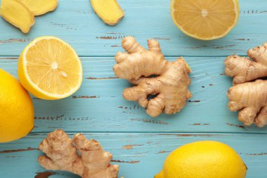 Eski mavi ahşap arka planda limon ve zencefil.
