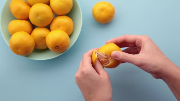 Women Hands Peel Mandarine Blue Background Fresh Tangerine — Wideo stockowe