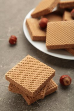 Kahverengi fındıklı çikolatalı gofretler. Dikey fotoğraf.