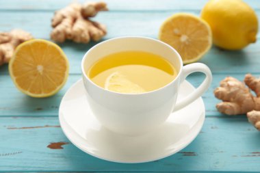 Mavi arka planda limonlu zencefil çayı. Üst görünüm