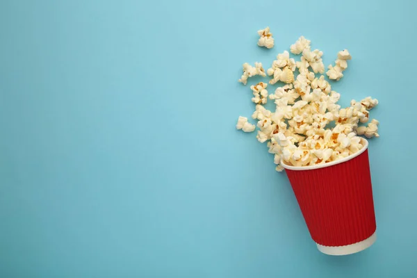 Deliziosi Popcorn Sfondo Azzurro Spazio Testo Vista Dall Alto — Foto Stock