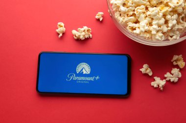 Nikolaev, Ukrayna - 20 Kasım 2021. Bu fotoğraf patlamış mısır ve resimde Paramount Pictures Corporation logosu kırmızı arka planda. Üst görünüm.