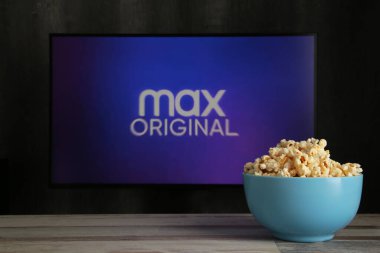 Nikolaev, Ukrayna - 20 Kasım 2021. Patlamış mısırlı Max TV izliyorum. HBO Max çevrimiçi video yayınlama abonelik servisi. Üst görünüm.