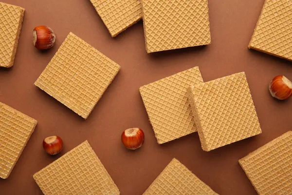 Chocolade Wafels Bruine Ondergrond Met Hazelnoot Bovenaanzicht — Stockfoto
