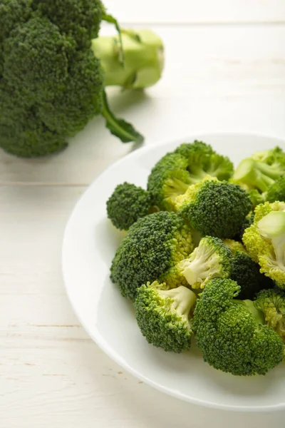 Sekumpulan Brokoli Hijau Segar Mangkuk Putih Dengan Latar Belakang Kayu — Stok Foto