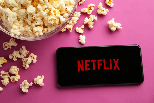 Смартфон Логотипом Netflix Попкорном Фиолетовом Фоне Netflix Специализируется Потоковом Мультимедиа — стоковое фото