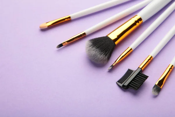 Set Pinceles Maquillaje Sobre Fondo Púrpura Vista Superior — Foto de Stock