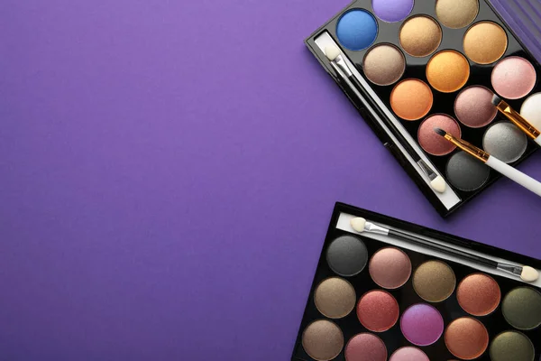 Paleta Maquillaje Profesional Con Pinceles Sobre Fondo Púrpura Con Espacio — Foto de Stock
