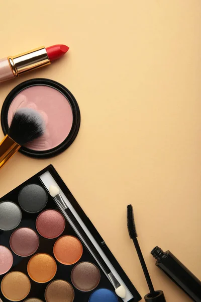Diferentes Productos Maquillaje Lujo Sobre Fondo Beige Planas Vista Superior — Foto de Stock