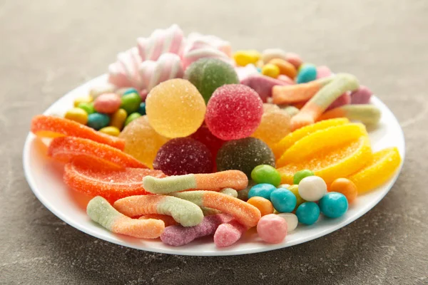 Kleurrijke Snoepjes Lolly Gelei Plaat Grijze Achtergrond Sweets Met Kopieerruimte — Stockfoto