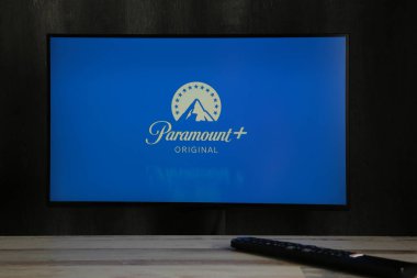 Nikolaev, Ukrayna - 20 Kasım 2021. Bu resimde arka planda Paramount Pictures Corporation logosu var. Üst görünüm.