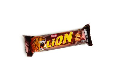 Beyaz arka planda karamelli uzun çikolatalar. Aslan. Nikolaev, Ukrayna - 19 Aralık 2021. Üst görünüm