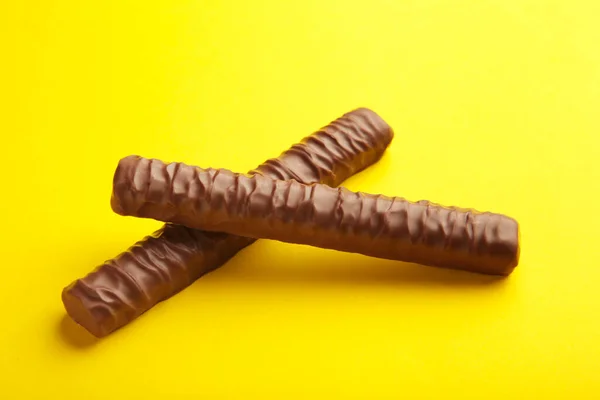 Zwei Schokoriegel Auf Gelbem Hintergrund Süßer Snack — Stockfoto