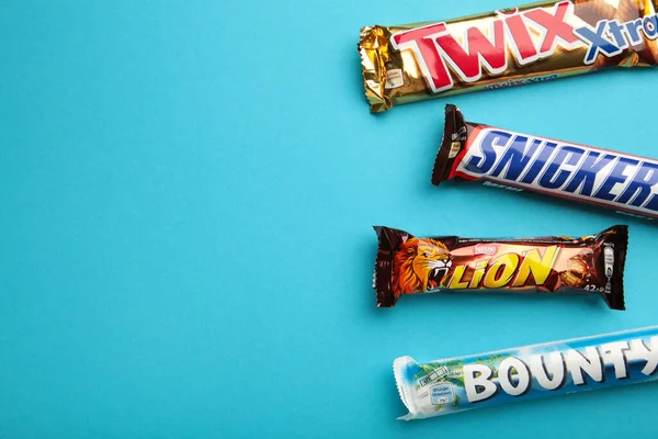 Snickers Mars Bounty Und Twix Schokoriegel Auf Blauem Hintergrund Ansicht — Stockfoto
