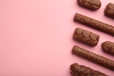 Pembe arkaplanda çikolata ve kopyalama alanı karışımı.