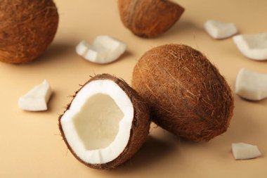 Bej arka planda hindistan cevizi. Yarım hindistan cevizi..