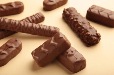 Bej arkaplanda çikolata ve kopya alanı karışımı.