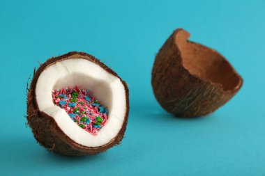 Mavi arka planda gökkuşağı parçacıkları olan hindistan cevizi. Yaz konsepti