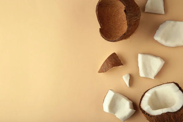 Kokos Beige Bakgrund Halva Och Hela Kokosnötter — Stockfoto