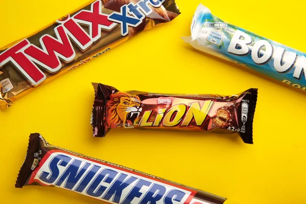 Snickers Mars Bounty Und Twix Schokoriegel Auf Gelbem Hintergrund Ansicht — Stockfoto