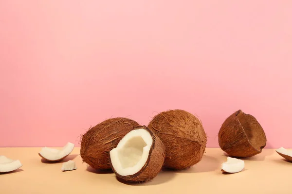 Kokos Rosa Bakgrund Halva Och Hela Kokosnötter — Stockfoto