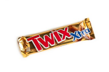 Nikolaev, Ukrayna... 26 Kasım 2021: Beyaz arka planda izole edilmiş Twix kurabiyeleri. Twix çubukları Mars Şirketi tarafından üretilir..