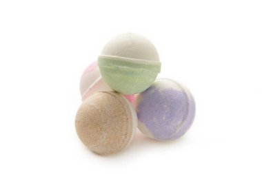 Banyo tuzu, beyaz arka planda izole edilmiş toplar şeklinde. Üst görünüm