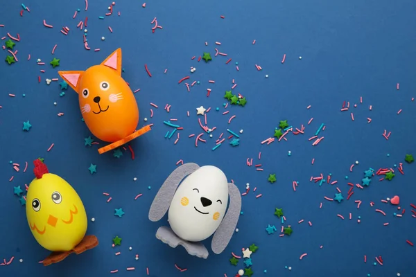 Osterferienkonzept Mit Niedlichen Handgefertigten Eiern Hunden Katzen Und Küken Auf — Stockfoto