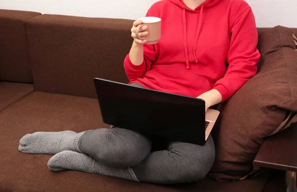 Mujer Sentarse Sofá Acogedor Escribir Correo Electrónico Ordenador Portátil Beber — Foto de Stock