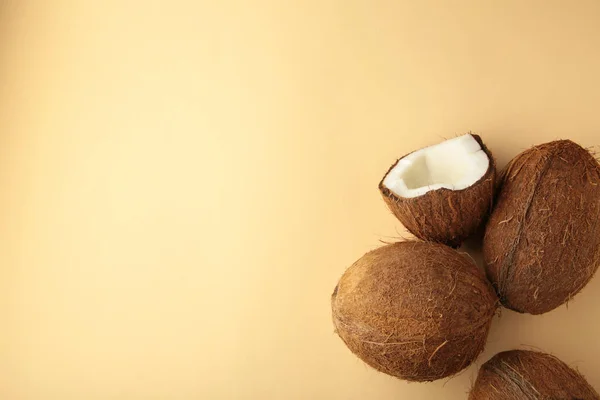 Kokosnoot Een Beige Achtergrond Halven Hele Kokosnoten — Stockfoto