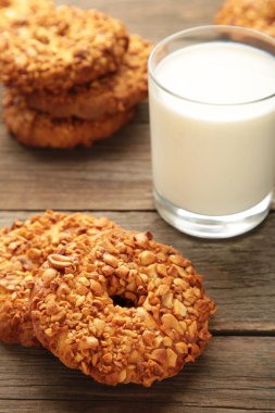 Gri arka planda sütü olan fıstık kurabiyeleri. Fırın ürünleri. Üst görünüm