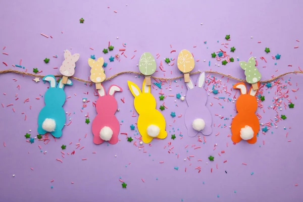 Conejos Pascua Hechos Mano Papel Colores Una Cuerda Con Pinzas — Foto de Stock