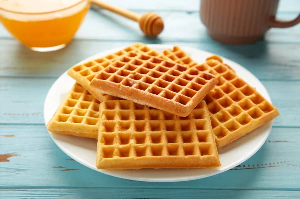 Belgische Waffeln Auf Blauem Hintergrund Belgische Waffeln Mit Honig Und — Stockfoto