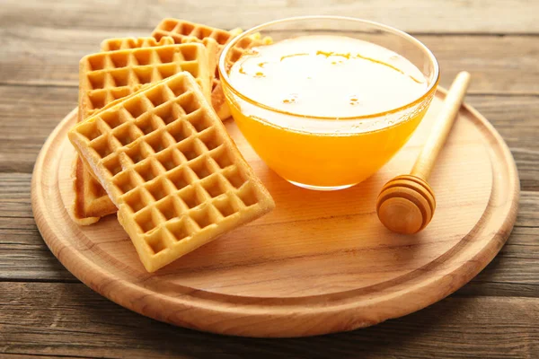 Gri Arka Planda Belçika Waffle Ballı Belçika Waffle Taze Pişmiş — Stok fotoğraf