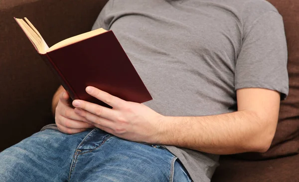 Homme Allongé Sur Canapé Marron Lisant Livre Maison Vue Dessus Images De Stock Libres De Droits