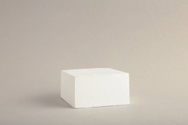 Gri arkaplanda geometrik formu olan soyut minimal sahne. Soyut arkaplan. Mesaj için yer var. Üst görünüm