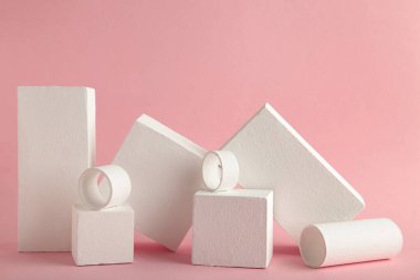 Pembe zemin üzerinde geometrik şekiller olan soyut minimal sahne. Soyut arkaplan. Mesaj için yer var. Üst görünüm