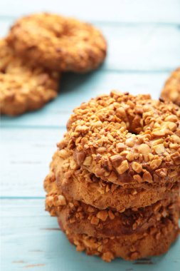 Mavi arka planda yer fıstıklı kurabiye. Fırın ürünleri. Üst görünüm