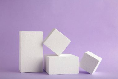 Mor zemin üzerinde geometrik şekiller olan soyut minimal sahne. Soyut arkaplan. Mesaj için yer var. Üst görünüm