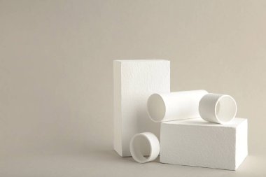 Gri arkaplan üzerinde geometrik şekiller olan soyut asgari sahne. Soyut arkaplan. Mesaj için yer var. Üst görünüm