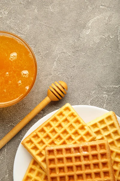 Belgische Wafels Grijze Achtergrond Belgische Wafels Met Honing Vers Gebakken — Stockfoto