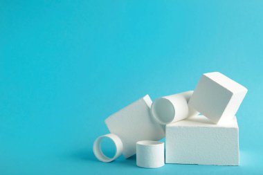 Mavi zemin üzerinde geometrik şekiller olan soyut minimal sahne. Soyut arkaplan. Mesaj için yer var. Üst görünüm