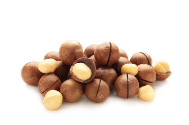 Soyulmuş macadamia fındığı. Yatay bileşim beyaz arkaplanda izole edildi. Üst görünüm
