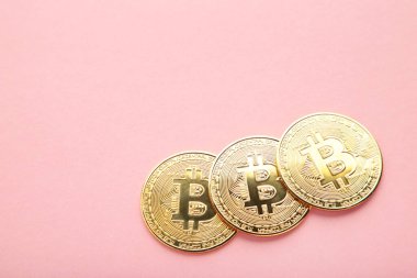 Bitcoin para ve pembe arka plan. Bitcoin büyüme yatırım konsepti. Üst görünüm