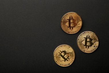 Bitcoin siyah arka plan. Bitcoin büyüme yatırım konsepti. Üst görünüm