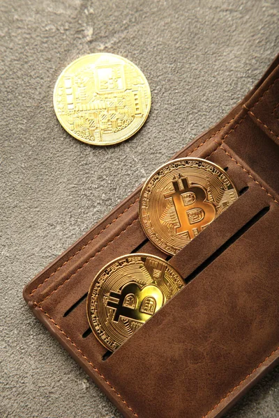 Bitcoin Och Plånbok Grå Bakgrund Bevarandet Kryptovaluta Virtuella Pengar Vertikalt — Stockfoto