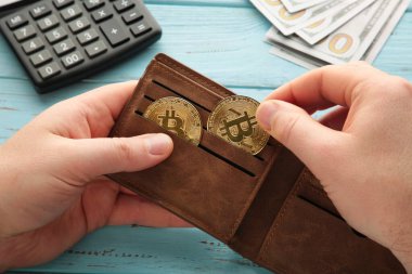 Bitcoin 'i tutan bir iş adamı. Altın bitcoin paralar insanın elinde. Sanal para birimi. Şifreli para birimi. Yeni sanal para. Cüzdanı açık. Üst görünüm