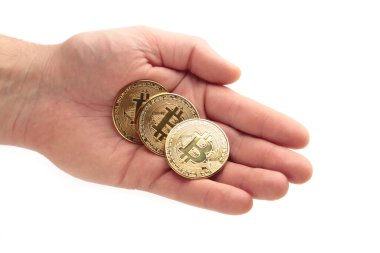 Adam Bitcoin 'i beyaz izole edilmiş arka planda tutuyor. Bitcoin büyüme yatırım konsepti. Üst görünüm.